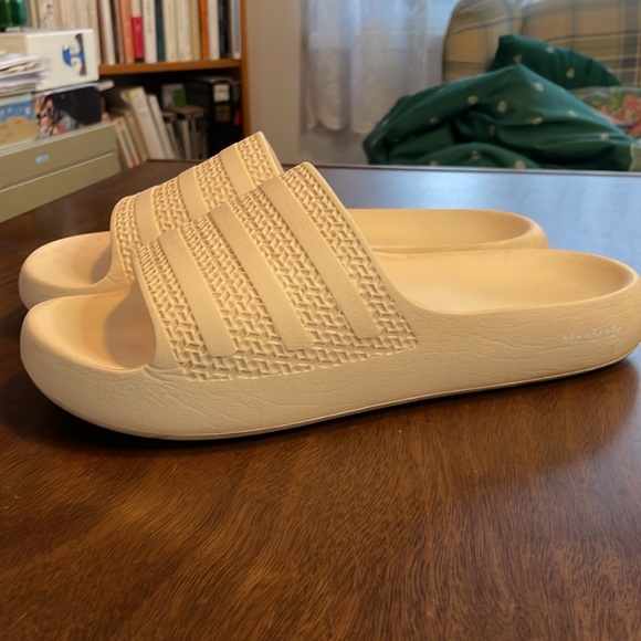 Pale pink Ayoon sandals from Adidas - Picture 2 of 8